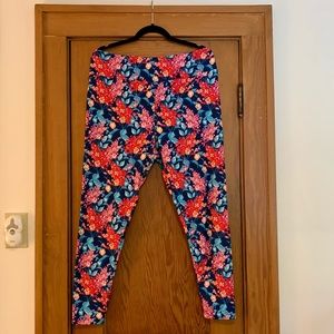Charlie’s Project Small Shop Leggings Tall & Curvy